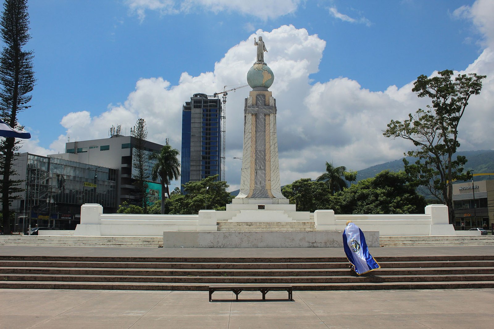 san-salvador-globe-monument